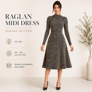 Puede incluir: Un patrón de costura para un vestido midi raglán con estampado moteado en negro y beige. El texto dice RAGLAN MIDI DRESS SEWING PATTERN, XS-3XL, A4, A0, US LETTER y SEAM ALLOWANCE INCLUDED. El vestido tiene mangas largas y cuello alto.