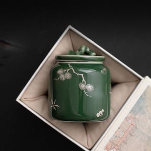 Barattolo per il tè in ceramica smaltata verde, con motivo prugna, pino e bambù.