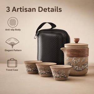 以下が含まれることがあります： 木製の蓋とハンドルを備えたベージュの陶器製ティーポット、エンボス加工された風景画入りのカップ3個、黒いトラベルケースのティーセット。テキストには「3 Artisan Details」「Anti-slip Body」「Elegant Pattern」「Travel Case」と記載されています。