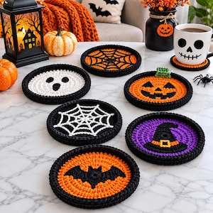 Könnte beinhalten: Ein Set aus sechs runden Häkeluntersetzern mit Halloween-Motiven, darunter ein schwarzes Spinnennetz auf Orange, ein weißes Gespenst, ein Kürbisgesicht, ein weißes Spinnennetz auf Schwarz, ein violetter Hexenhut und eine schwarze Fledermaus auf Orange.
