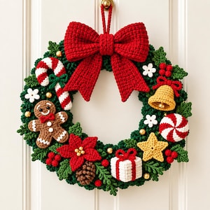 Puede incluir: Una corona de Navidad tejida a ganchillo con un gran lazo rojo en la parte superior, decorada con un hombre de jengibre, un bastón de caramelo, una campana amarilla, un regalo blanco con cinta roja, una estrella amarilla y cuentas doradas.