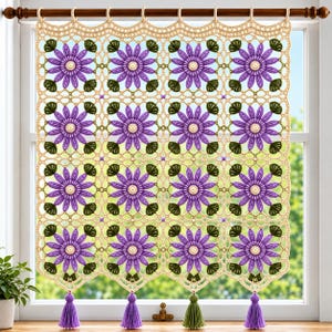 Könnte beinhalten: Ein quadratischer Häkelvorhang mit einem wiederkehrenden Muster aus violetten, gänseblümchenartigen Blüten mit cremefarbenen Mitten und dunkelgrünen Blättern. Das Design ist durch ein cremefarbenes Gitter verbunden und hat vier Quasten.