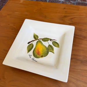 Piatto da dessert quadrato Tabletops Lifestyles Le Fruit La Poire da 15 cm, pera in maiolica di ceramica dipinta a mano, stile cottagecore mediterraneo.