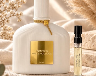 以下が含まれることがあります： Tom Ford White Patchouli 50 mlと書かれた金色のラベルとTFチャーム付きの金色の紐が付いた白いリブ付きガラス製香水ボトル。横にはWhite Patchouli Tom Ford 2 mlと書かれた黒いキャップ付きの小さな透明なガラス製サンプルバイアルが並んでいます。