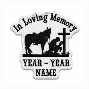 Könnte beinhalten: Ein weißer bestickter Aufnäher mit schwarzer Stickerei und dem Text In Loving Memory oben. Das Design zeigt die Silhouette eines gesattelten Pferdes und einer vor einem Kreuz knienden Person. Darunter stehen die Platzhalter YEAR - YEAR und NAME.