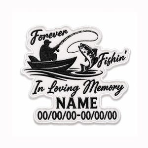 Puede incluir: Un parche bordado blanco con un diseño negro de una persona pescando desde un bote con un pez saltando. El texto dice Forever Fishin' In Loving Memory, con espacios para un nombre y fechas en el formato 00/00/00-00/00/00.