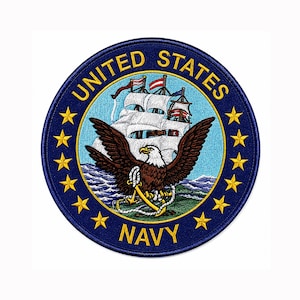 以下が含まれることがあります： アメリカ海軍のエンブレムが刺繍された円形のワッペン。中央には金の錨を掴むハクトウワシ、青い海に浮かぶ帆船が描かれ、濃紺の縁取りには13個の黄色い星と黄色の文字が配置されている。