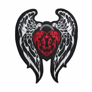 Op de afbeelding: Een zwart, wit en rood geborduurde patch met een centraal rood hart met een zwart sleutelgatontwerp. Het hart wordt geflankeerd door twee grote, gedetailleerde wit-zwarte vleugels die naar boven en buiten uitsteken, wat een symmetrische vorm creëert.