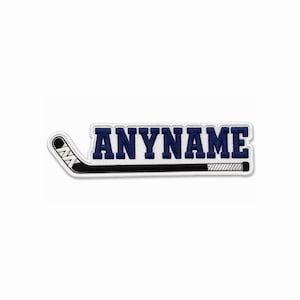 Op de afbeelding: Een rechthoekige geborduurde patch met een zwarte ijshockeystick-afbeelding langs de onderrand. Het woord ANYNAME is geborduurd in dikke, donkerblauwe hoofdletters op een witte achtergrond met een dikke witte rand rondom het ontwerp.