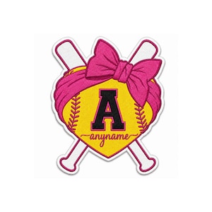 Op de afbeelding: Een geborduurde patch met een gele softbal met rode stiksels, gekruist door twee witte honkbalknuppels. Een grote roze strik zit bovenop de bal, die in het midden een zwarte letter A en de cursieve tekst anyname weergeeft.