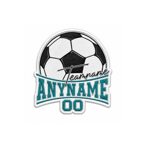 Peut inclure: Un écusson brodé circulaire représentant un ballon de football noir et blanc. Sous le ballon, le texte "teamname" apparaît en écriture noire, suivi du mot "ANYNAME" et du nombre "00" en grandes lettres capitales bleu sarcelle à contours blancs.