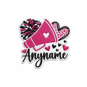Op de afbeelding: Een geborduurde patch met een roze megafoon, een zwart-witte pompon en een hart met een roze luipaardprint. Het ontwerp bevat verschillende kleine zwarte en roze hartjes en het woord Anyname in zwarte cursieve letters.