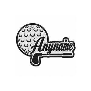 Può includere: Una toppa ricamata in bianco e nero raffigurante una pallina da golf e una mazza da golf. La parola Anyname è scritta in carattere corsivo al centro del disegno. L'intera grafica è delineata da un bordo nero spesso con riempimento bianco.