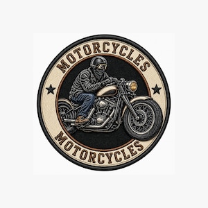 Peut inclure: Un écusson brodé circulaire représentant un motard sur une moto au centre. Le conducteur porte un casque, des lunettes et des vêtements sombres. La bordure est crème avec le texte MOTORCYCLES répété deux fois et deux étoiles noires.