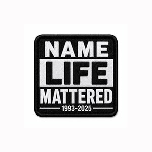 Puede incluir: Un parche bordado cuadrado con borde negro y fondo negro. El texto dice NAME en blanco, LIFE en negro sobre un fondo rectangular blanco, y MATTERED en blanco. Debajo, los años 1993-2025 están bordados en texto de color blanco.