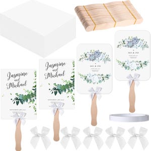 Könnte beinhalten: Ein Set aus DIY-Hochzeitsfächer-Bausätzen mit rechteckigen Kartonpaneelen mit Blumendesigns und den Namen Jasmine und Michael oder Mia und Ian, Holzgriffen, weißen Satinbändern, einer Rolle Klebeband und einer schlichten weißen Schachtel.