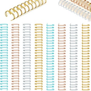 Könnte beinhalten: Eine Sammlung von Metalldraht-Bindespiralen mit Doppelschleife in verschiedenen Farben wie Gold, Silber, Roségold und Türkis. Die Spiralen sind in vertikalen Reihen angeordnet, mit zusätzlichen horizontalen Segmenten, die die Struktur zeigen.