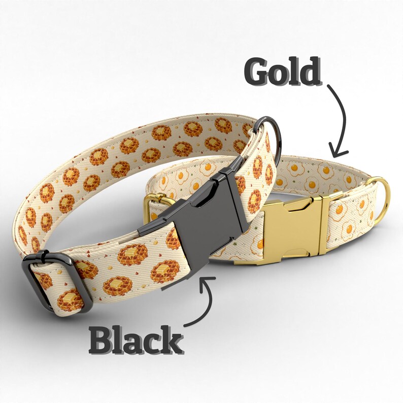 Puede incluir: Dos collares para mascotas con estampados de desayuno. Uno presenta un dise&ntilde;o de gofres con hebilla y herrajes de pl&aacute;stico negro. El otro presenta un dise&ntilde;o de huevos fritos con hebilla y herrajes de metal dorado. Las etiquetas de texto dicen Gold y Black.