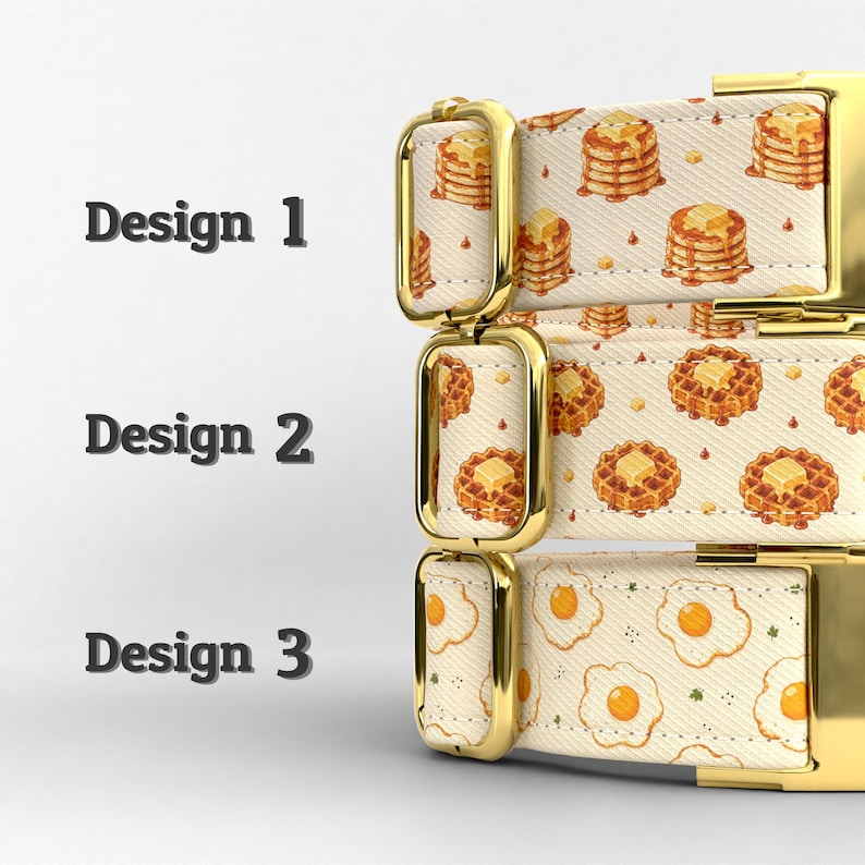 Puede incluir: Tres collares para mascotas apilados con herrajes de metal en tono dorado. El dise&ntilde;o 1 presenta un patr&oacute;n de panqueques, el dise&ntilde;o 2 muestra un estampado de gofres y el dise&ntilde;o 3 exhibe un motivo de huevos fritos sobre un fondo color crema.