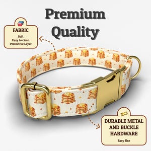 Puede incluir: Un collar para mascotas con un patr&oacute;n repetitivo de pilas de panqueques con mantequilla y jarabe sobre un fondo crema. El collar incluye herrajes de metal dorado, una hebilla de liberaci&oacute;n lateral y un deslizador ajustable. Texto: Premium Quality, Fabric Soft Easy to clean Protective Layer, y Durable Metal and Buckle Hardware Easy Use.