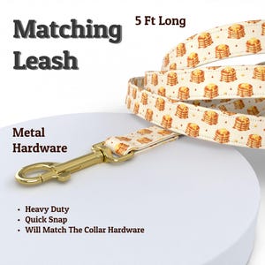 Puede incluir: Una correa para perro de 1,5 metros de largo con un patr&oacute;n repetitivo de pilas de panqueques con mantequilla sobre un fondo color crema. La correa incluye herrajes de metal dorado con un mosquet&oacute;n resistente. El texto dice Matching Leash, 5 Ft Long, Metal Hardware, Heavy Duty, Quick Snap, Will Match The Collar Hardware.