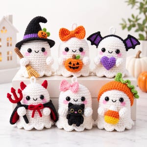 Può includere: Sei decorazioni a forma di fantasma realizzate all'uncinetto con vari temi di Halloween. Uno indossa un cappello da strega con scopa, uno ha un fiocco arancione e una zucca, uno ali di pipistrello viola e un cuore, uno è un diavolo con tridente, uno ha un fiocco rosa e un gatto nero, e uno indossa un cappello a zucca con un dolcetto.