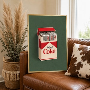 Pode incluir: Uma impressão de arte emoldurada com uma ilustração gráfica de um maço estilo cigarro preenchido com latas de Diet Coke prateadas. O maço é creme com uma seção superior vermelha e o texto Diet Coke impresso em vermelho e preto num fundo verde.