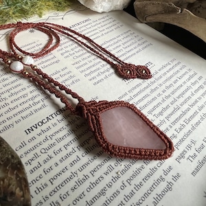 Rose Quartz and Moonstone Macramé Necklace – Crystal Pendant for Love and Intuition – Boho Handmade Jewelry – Gift for Her