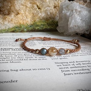 Earthy Carnelian and Moss Agate Bracelet – Hand-Knotted Crystal Jewelry for Grounding & Vitality – Adjustable Boho Bracelet – Nature-Inspire