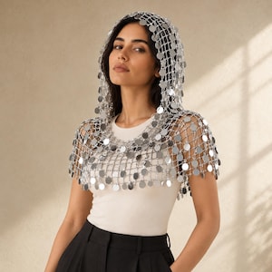 Capuchoncape met pailletten en schijfjes, schouderomslag van metallic netstof, perfecte laag voor festivals en feestjes.