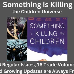 Op de afbeelding: Een verzameling Something is Killing the Children stripboeken met nummer 19 met een paarse omslag, naast twee andere geïllustreerde covers. De tekst toont de titel Something is Killing the Children Universe.