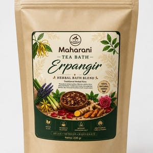 Puede incluir: Una bolsa de papel marrón que contiene la mezcla de baño de hierbas Maharani Tea Bath Erpangir. La etiqueta presenta ilustraciones de flores amarillas, lavanda, limoncillo, cúrcuma y una rosa rosa, con el texto "100% NATURAL HERBS" y "Netto: 200 gr".