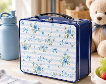 Gepersonaliseerde blauwe metalen lunchbox met bloemenprint, inclusief naamkaartje in een aandenkenblik.