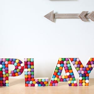 Letras del alfabeto de bolas de fieltro para JUGAR, decoración infantil, pompones de fieltro, dormitorio infantil, letras rellenas, letras con pompones, sala de juegos, decoración de pared