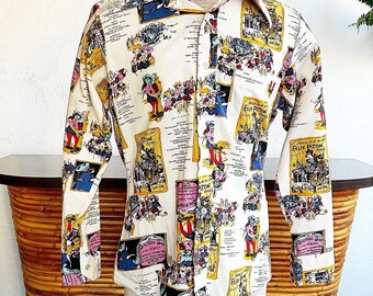 Pode incluir: Uma camisa branca de manga comprida com botões e uma estampa colorida de ilustrações e texto. A estampa apresenta imagens de pessoas, animais e edifícios. A camisa tem uma gola pontiaguda e um fecho de botões na frente.
