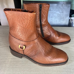 BEATLE MANIA 1970’s 70s Tan Brown Pebbled Leather English Made Buckled Almond Toed Side Zip Zippered Ankle Boots Booties Size 6