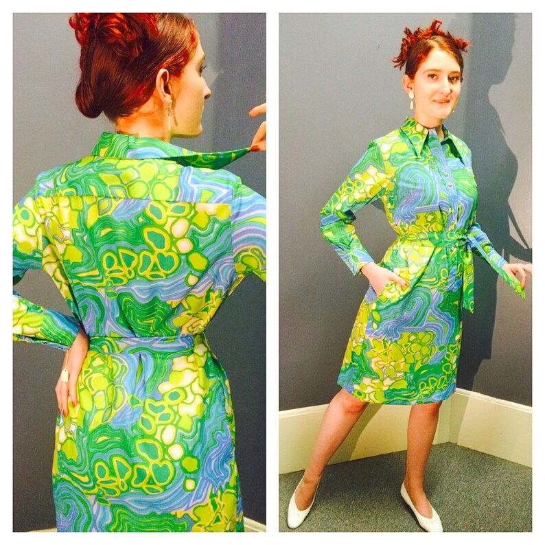 Pode incluir: Um vestido de manga comprida com cinto, estampado em verde, azul e branco. O vestido tem gola e fecho de bot&otilde;es.