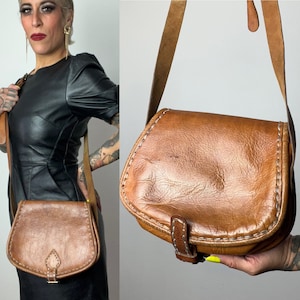 HECHO A MANO Marrón Tabaco Cuero 1970's 70s Unisex Hebilla Ajustable Hombro Boho Medio Rústico Vintage Bandolera Bolso Satchel