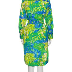 Pode incluir: Um vestido camisa de manga comprida com gola de bot&otilde;es e estampado verde e azul.