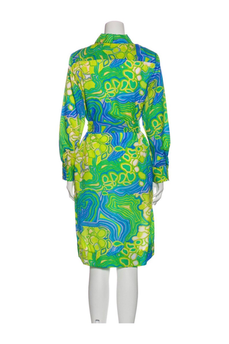 Pode incluir: Um vestido camisa de manga comprida com gola de bot&otilde;es e estampado verde e azul.