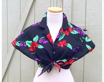 MADE IN HAWAII Floral noir des années 1970 vintage des années 1970 Tropical Luau Aloha Tiki Crop Top chemisier hawaïen avec cravate à la taille manches kimono Xs S