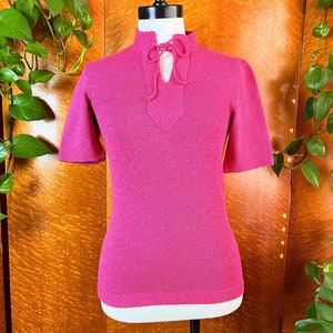 RASPBERRY PINK 50’s 50s Vintage 60’s 60s Mod Pinup Pullover Hand Knit Acrylic VLV Johnny Tie Collar V-neck Short Sleeve Sweater Top S M