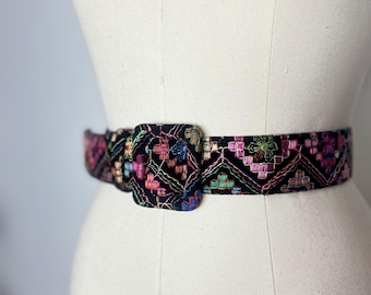 REGENBOGEN Stickerei bestickt 1970 der 70er Jahre Retro Vintage Boho Boho Hippie-Blumen- Bewegung Osten Breiter schwarzer Samtschnallengürtel M L 30 Taille