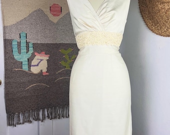 1950’s Vintage Slubbed Cream Silk Shantung & Eyelet Lace V-Neck Shelf Bust Cocktail Wiggle Evening Bridal Wedding Dress M