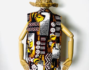 Pode incluir: Uma camisa sem mangas com um padrão geométrico e floral colorido em tons de marrom, branco, amarelo e preto. A camisa é feita de um tecido leve e tem um caimento relaxado.