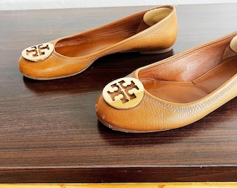 WORN ONCE Tory Burch Caramel Tan Brown Pebbled Leather Designer 50’s 60’s Style Ballet Flats Slip On Ons Shoes 9M w/ Gold Metal T Logo