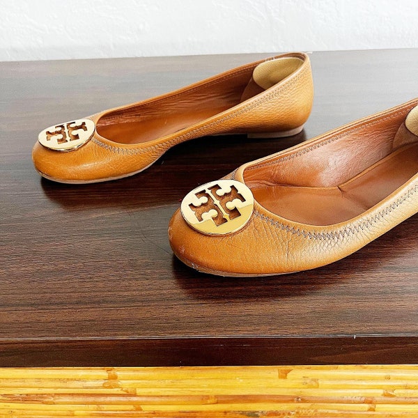 WORN ONCE Tory Burch Caramel Tan Brown Pebbled Leather Designer 50’s 60’s Style Ballet Flats Slip On Ons Shoes 9M w/ Gold Metal T Logo