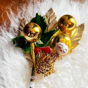 CHRISTMAS CAROLER 1950’s 50s Vintage Choir Hymn Book Holiday Holly Berries Ball Ornaments Gold Leaf Tinsel Angel Xmas Corsage Boutonnier