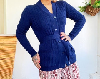 GERIPPTER CARDIGAN 1960er 60er Vintage 70er Schurwolle Strick Pinup Mod Rockabilly V-Ausschnitt Pullover mit Hüfttaschen & Bindegürtel M