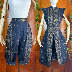NANI Of HAWAII 1950’s 50s Black & Metallic Gold Cotton Border Print Hawaiian Aloha TEATIMER Tea Timer Tunic Dress Capris Pants Set Xs